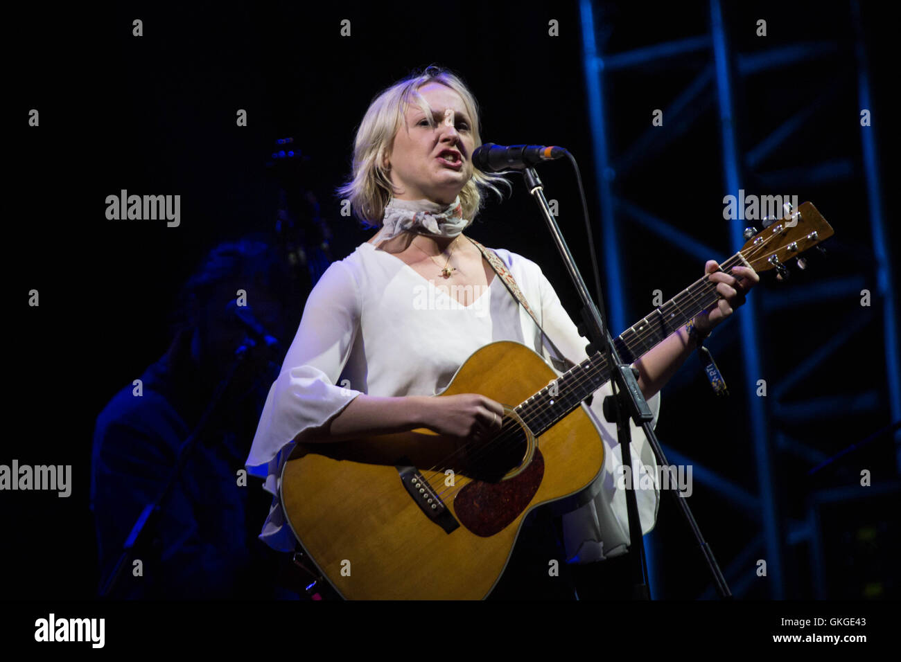 Die Folk-Sängerin Laura Marling tritt am zweiten Tag des Green man Festivals 2016 am 20. August 2016 auf dem Glanusk Estate in Brecon (Wales) auf. Bild: Rob Watkins/Alamy Live News. INFO: Laura Marling ist eine britische Folk-Sängerin und Songwriterin, geboren 1990. Bekannt für ihre poetischen Texte und ihre emotionale Stimme, wurde sie mit Alben wie „Once I Was an Eagle“ und „Song for Our Daughter“ zu einer führenden Figur in der zeitgenössischen Volksmusik. Stockfoto