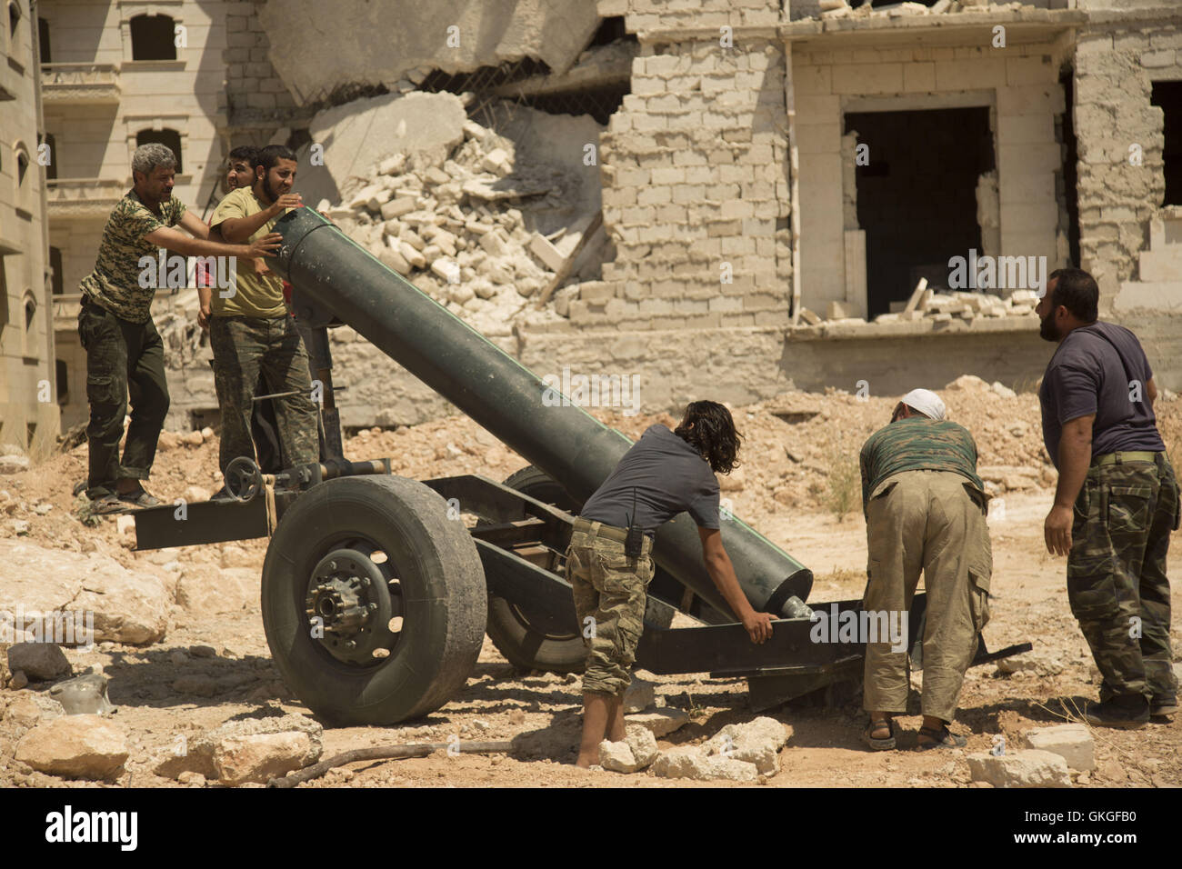 8. Juli 2012 - Kämpfer aus der Armee der Mudschaheddin feuern mit einer Canon gegen das syrische Regime zwingt © Osama Jumaa/ImagesLive/ZUMA Draht/Alamy Live News Stockfoto