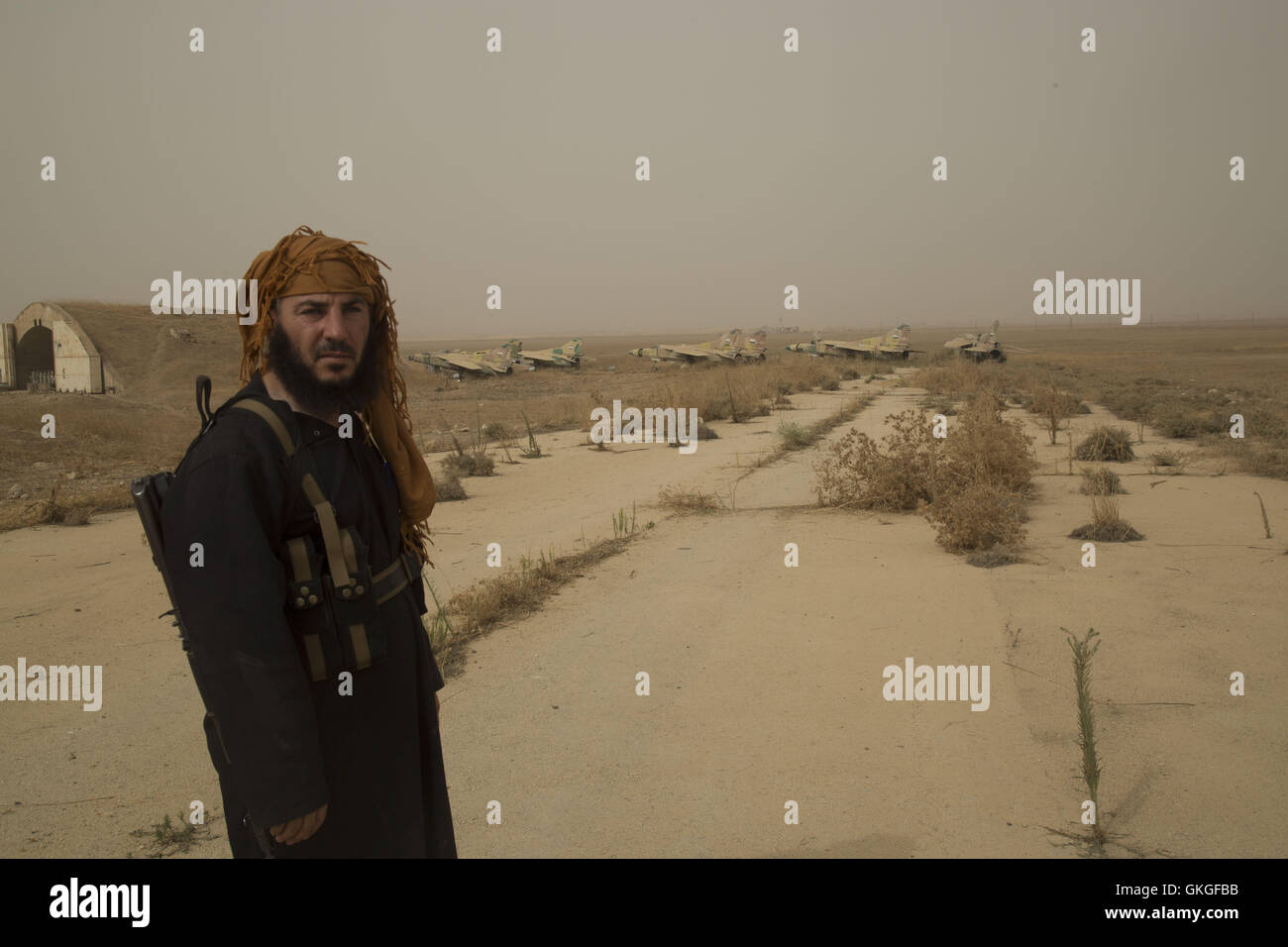 6. August 2012 - ein An-Nusra Kämpfer in den Abu Duhur Militärflughafen nach der Luftwaffenstützpunkt An-Nusra Front von der syrischen Regierung beschlagnahmt wurde zwingt © Osama Jumaa/ImagesLive/ZUMA Draht/Alamy Live News Stockfoto