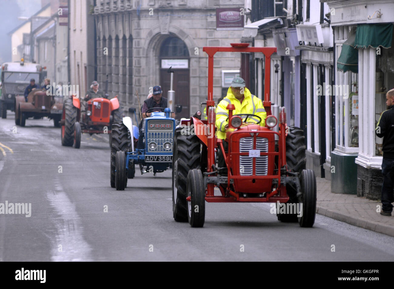 Kington, Herefordshire, England. 21. August 2016.  Ein Oldtimer-Traktor macht seinen Weg bis Kington High Street. Bildnachweis: Andrew Compton/Alamy Live-Nachrichten Stockfoto