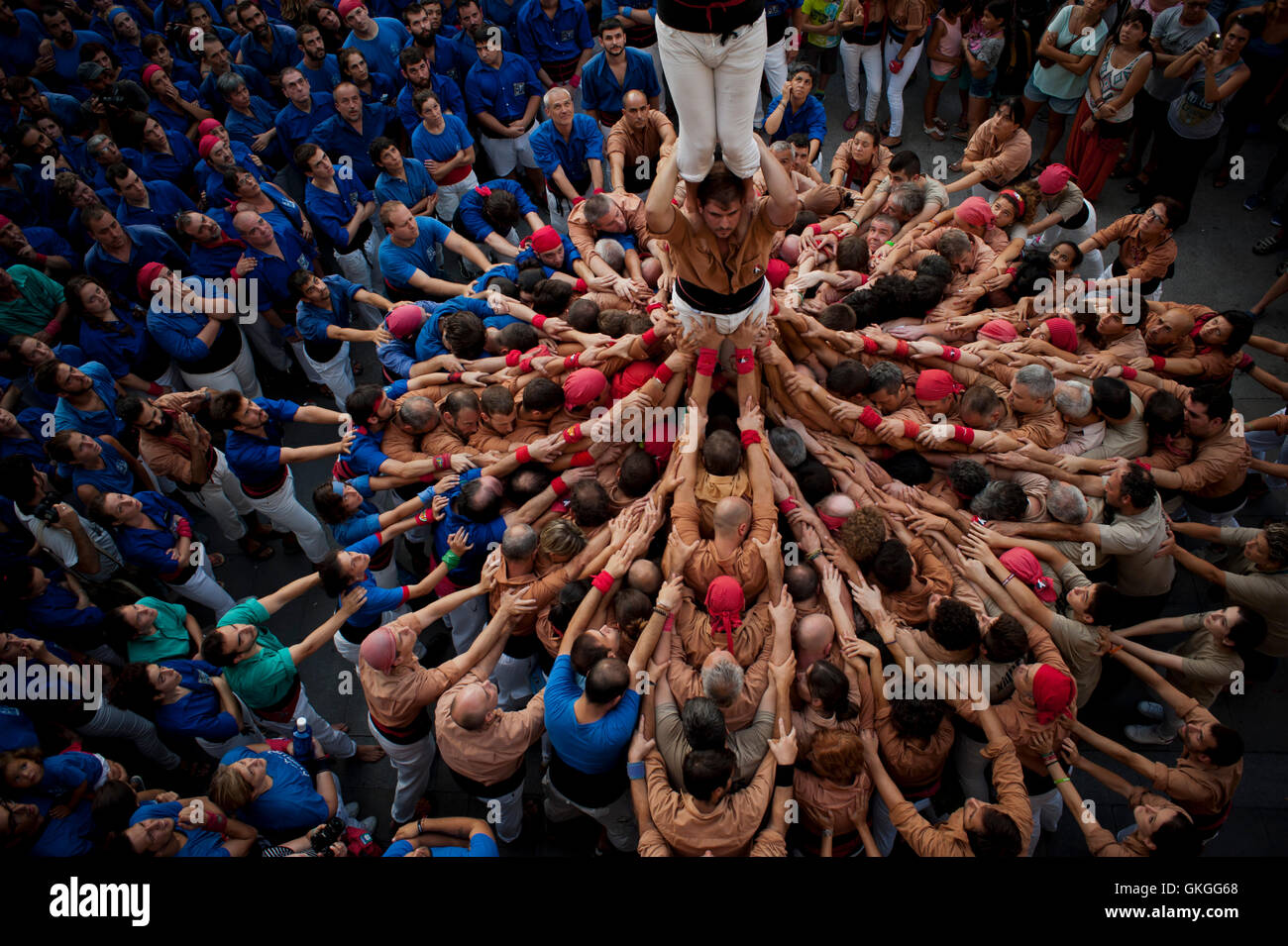 Barcelona, Katalonien, Spanien. 20. August 2016.  Ein menschliche Turm (Castell auf Katalanisch) ist bei Les Festes de Gracia in Barcelona gebaut.  Für das Gracia Viertel Summer Festival (Festes de Gracia) der traditionellen Jornada Castellera (menschliche Türme Tag) auf dem Hauptplatz des Stadtteils katalanischen stattgefunden hat. Bildnachweis: Jordi Boixareu/Alamy Live-Nachrichten Stockfoto