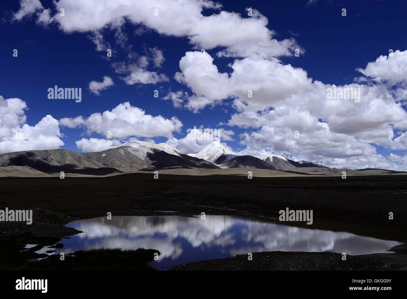 Golmud, Qinghai, China. 21. August 2016. Yuzhu Gipfel des östlichen Teils der Kunlun-Berge im Nordwesten Chinas Provinz Qinghai. 6.178 Meter hohen Yuzhu Peak ist der höchste der Kunlun-Berge in Qinghai, und er gilt als der beste Ort für Anfänger klettern, da die Strecke weniger Technik benötigt. Bildnachweis: Zhang Hongxiang/Xinhua/Alamy Live-Nachrichten Stockfoto