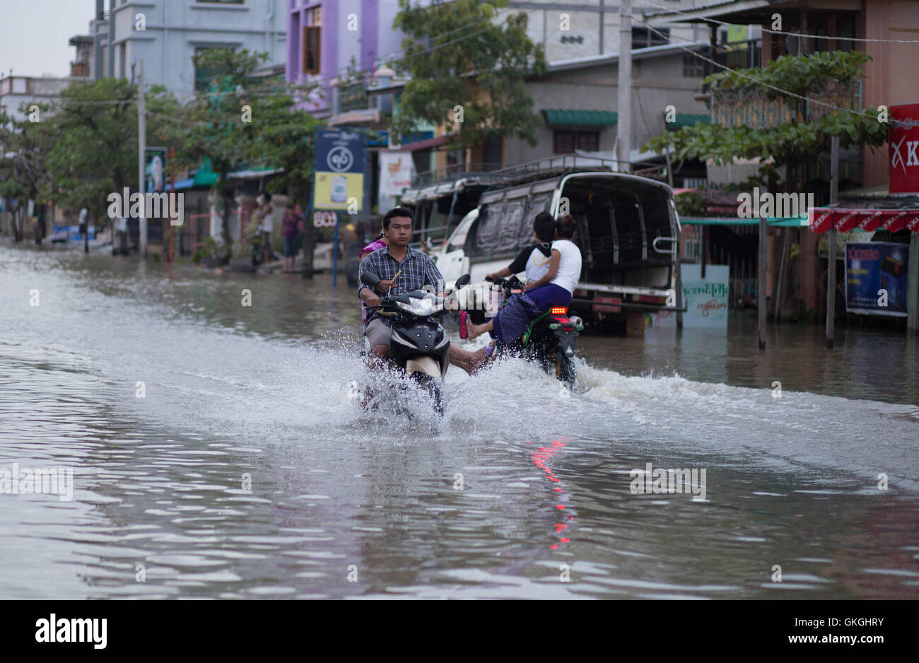 Mandalay, Myanmar. 21. August 2016. Bewohner fahren Motorräder durch ein überschwemmtes Gebiet in Mandalay, Myanmar, 21. August 2016. Die Überschwemmungen, die Mitte Juli begann ist Yangon, Bago und Ayeyawaddy Regionen noch schlagen, obwohl einige Regionen wie Kachin-Staat und der Sagaing, Mandalay und Magway Regionen ihre Erleichterung Lager geschlossen haben, wie Hochwasser, das Ministerium für Soziales, Entlastung zurückgegangen und Umsiedlung wurde zitiert. (Xinhua/Phyo Gyi) (Wtc) Bildnachweis: Xinhua/Alamy Live-Nachrichten Stockfoto