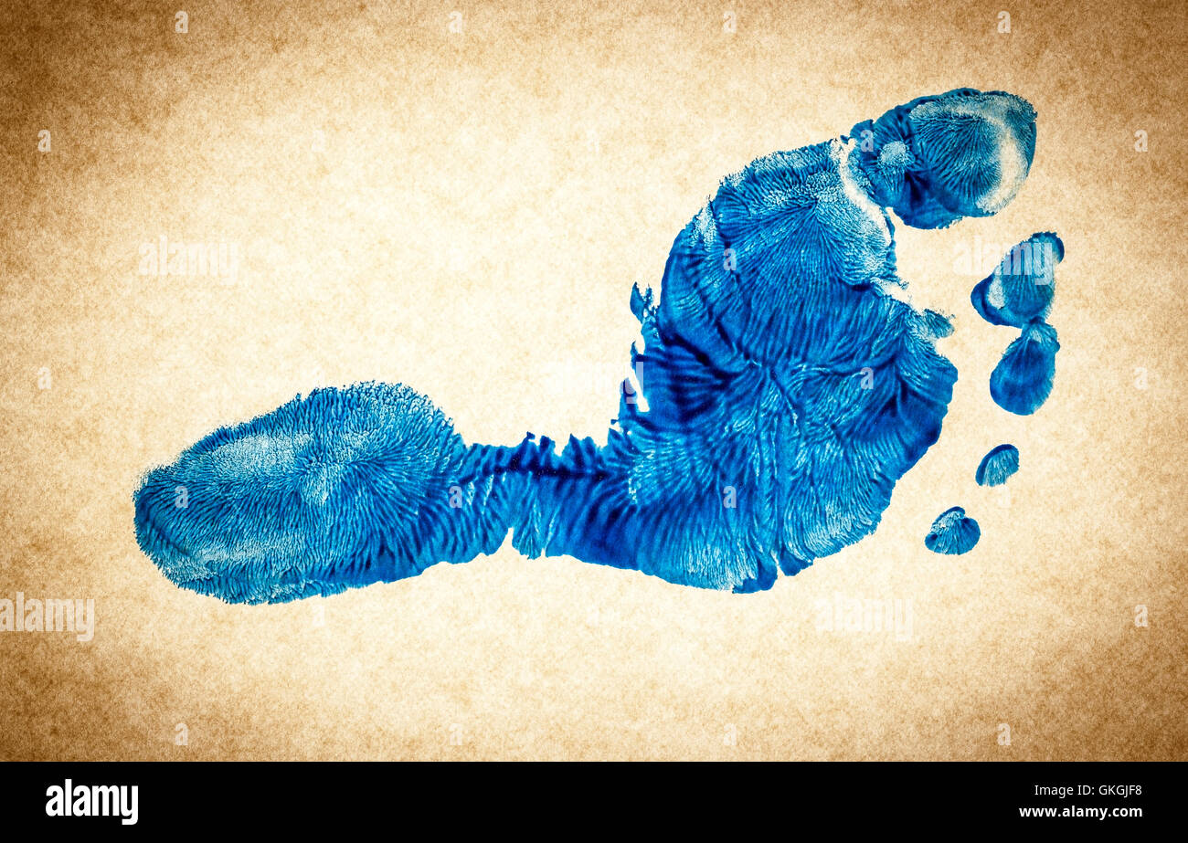 Echte Prägung des Kindes Fuß in blauer Farbe auf echtem Papier im Vintage-Stil Stockfoto