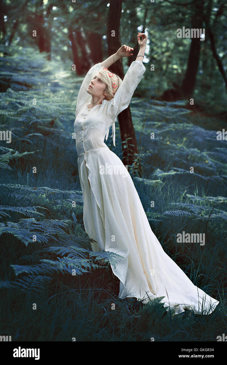Märchenhafte Frau tanzt im Zauberwald. Fantasie-Konzept Stockfoto