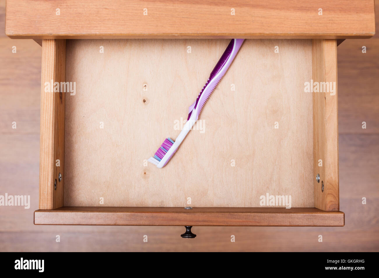 Draufsicht der Zahnbürste in der Schublade des Nachttisch Stockfoto