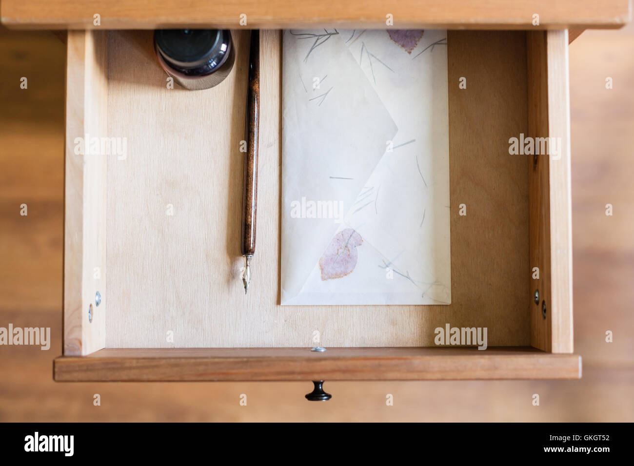 Draufsicht der Feder Feder, Tinte, Retro-Umschlag in offene Schublade des Nachttisch Stockfoto