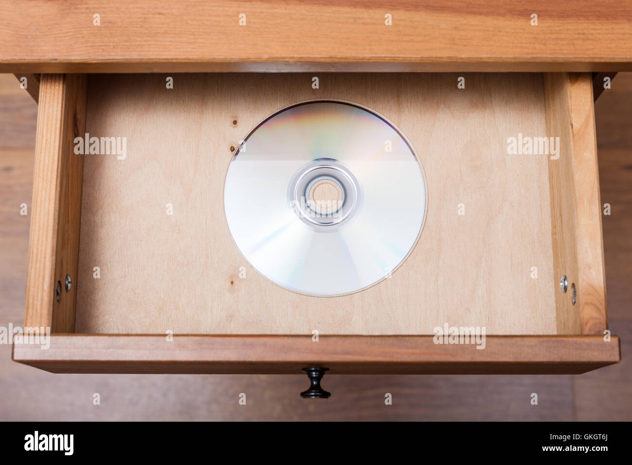 Draufsicht des CD Laufwerks in offene Schublade des Nachttisch Stockfoto