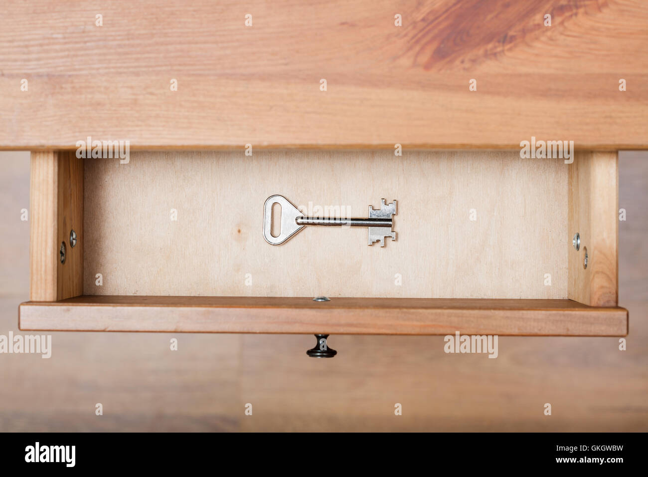 Draufsicht auf einen sicheren Schlüssel in offene Schublade des Nachttisch Stockfoto