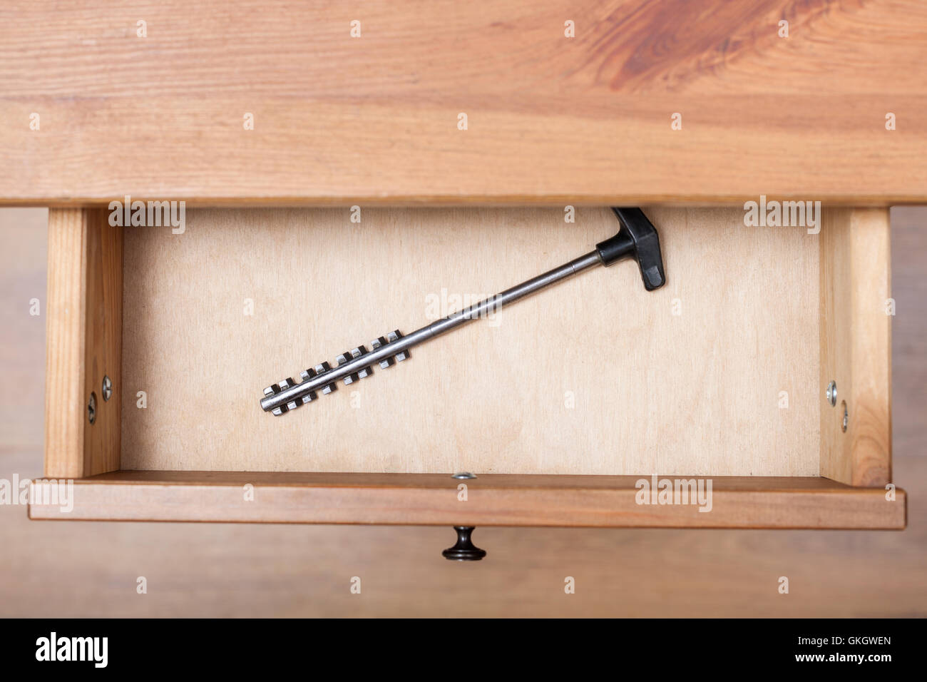 Draufsicht auf eine Latchkey in offene Schublade des Nachttisch Stockfoto