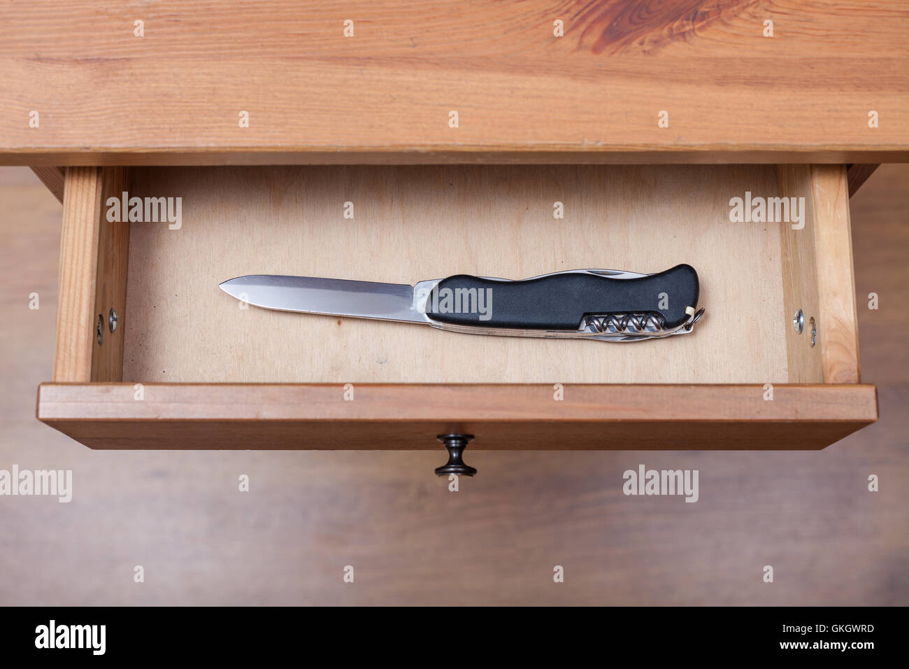 über Ansicht der faltbare Messer in der Schublade des Nachttisch Stockfoto