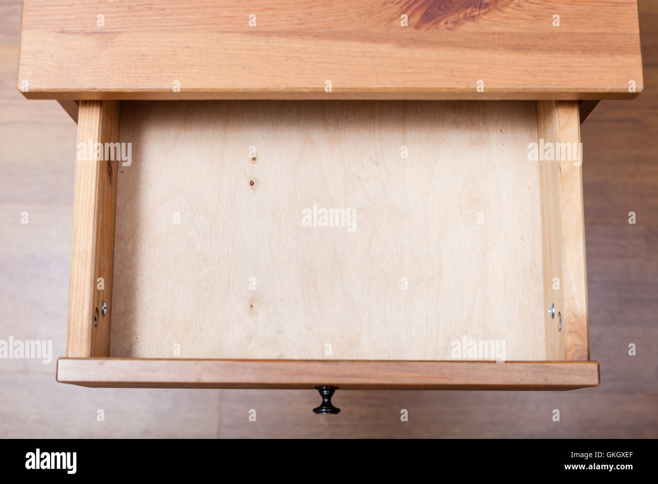 Draufsicht der leere Schublade des Nachttisch Stockfoto