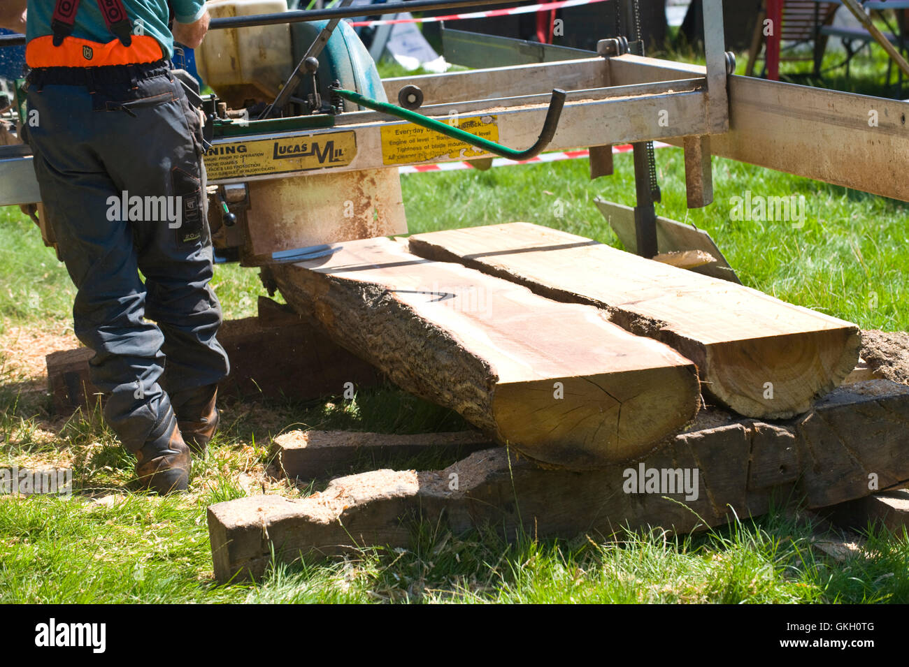 Auftragnehmer mit mobilen Sägewerk bei Llanthony Show, in der Nähe von Abergavenny, Monmouthshire, South Wales, UK Stockfoto