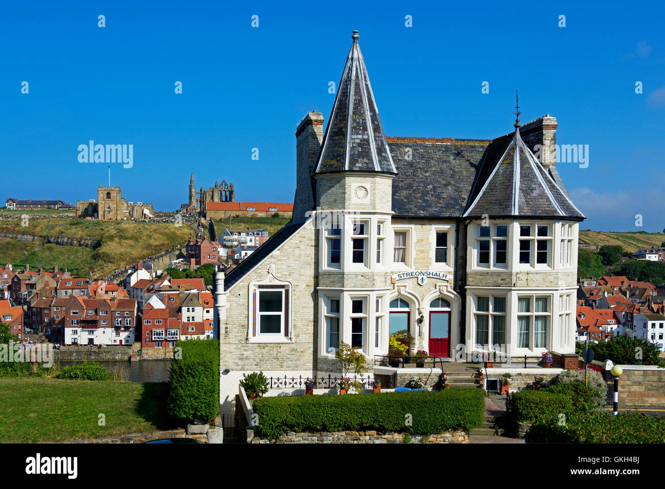 Haus mit Blick auf den Hafen von Whitby, North Yorkshire, England UK Stockfoto