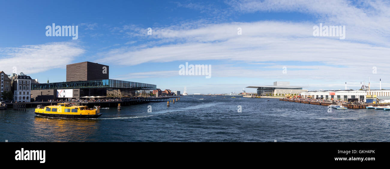 Kopenhagen, Dänemark - 17. August 2016: Blick auf den Hafen mit dem Schauspielhaus, Oper und Papier island Stockfoto