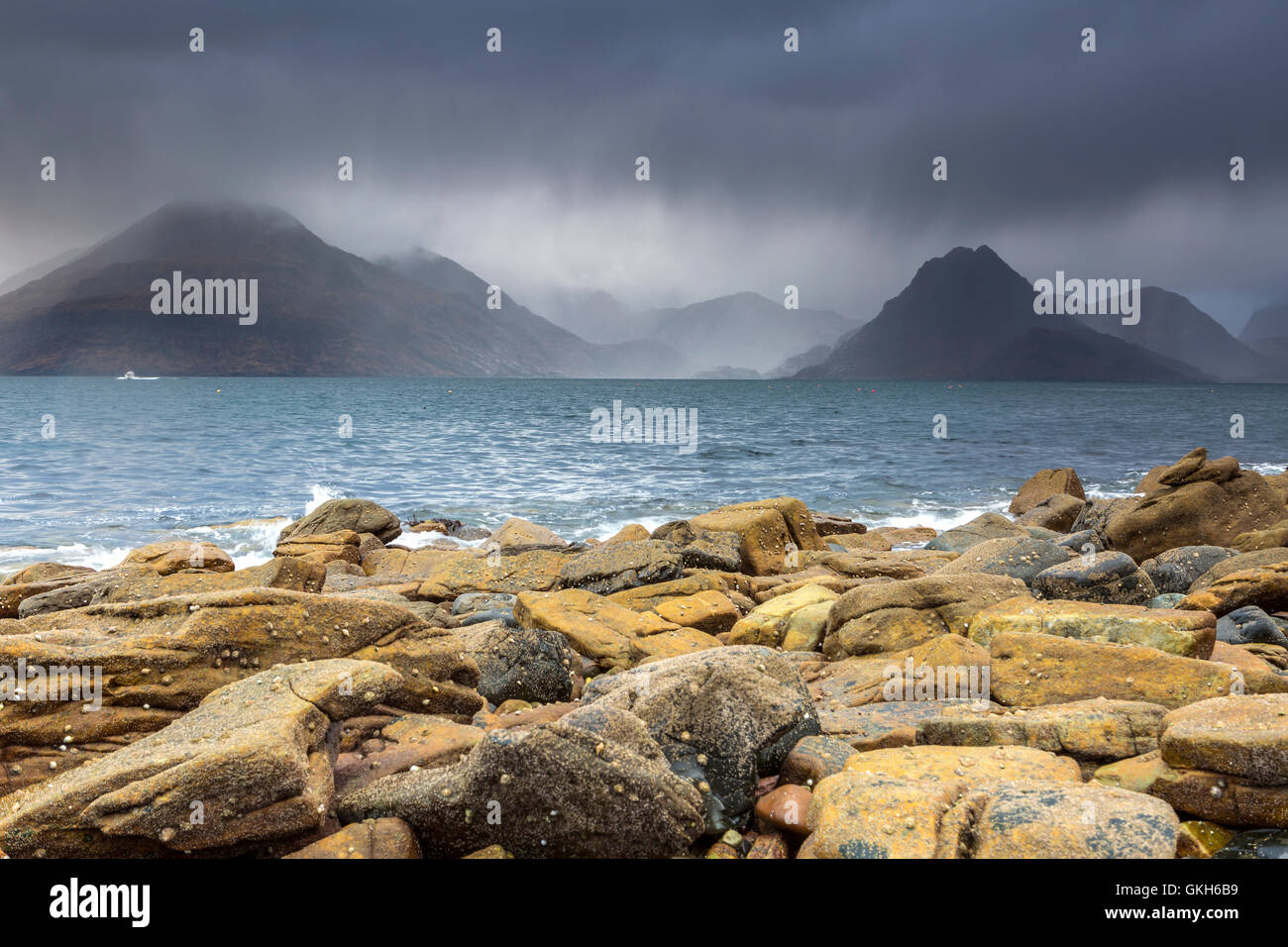 Cullins Hügel über Loch Scavaig, gesehen vom Strand Elgol, Isle Of Skye, innere Hybrides, Highland, Schottland. Stockfoto