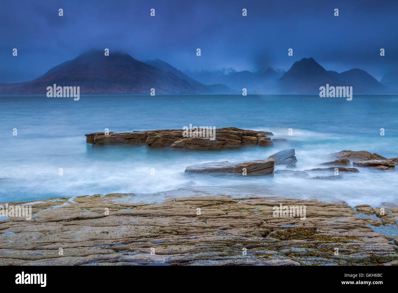 Cullins Hügel über Loch Scavaig, gesehen vom Strand Elgol, Isle Of Skye, innere Hybrides, Highland, Schottland. Stockfoto