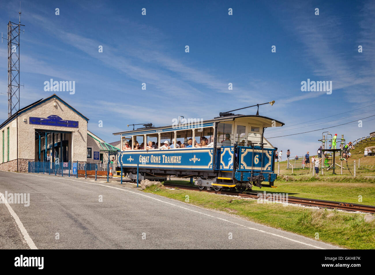 Ein Pkw der Great Orme Straßenbahn nähert sich der Bergstation auf Great Ormes Head, Llandudno, Conwy, Wales, UK. Stockfoto