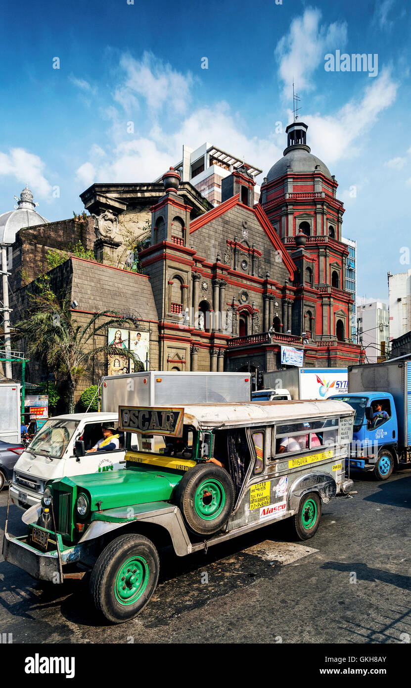 Jeepney Bus auf verkehrsreichen Strassen in zentralen städtischen Manila City in den Philippinen Asien überlastet Stockfoto