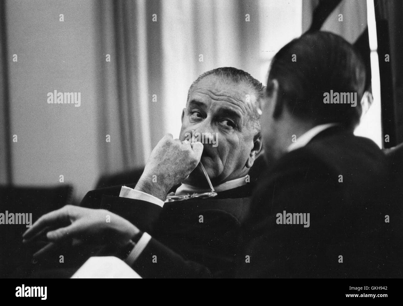 Präsident Lyndon B. Johnson und US-Verteidigungsminister Robert S. McNamara (rechts) im Weißen Haus zu verleihen. Stockfoto