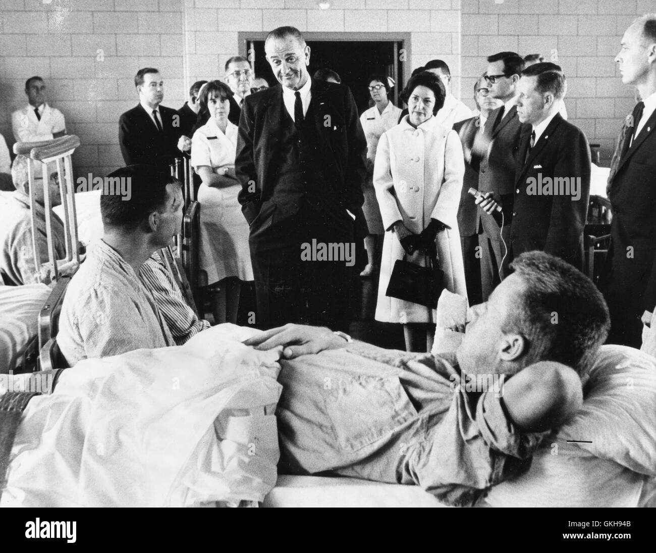 Präsident Lyndon B. Johnson besucht Marine und Marine Personal in Vietnam im Bethesda Naval Hospital verwundet. Mrs. Johnson begleiteten ihn. Stockfoto
