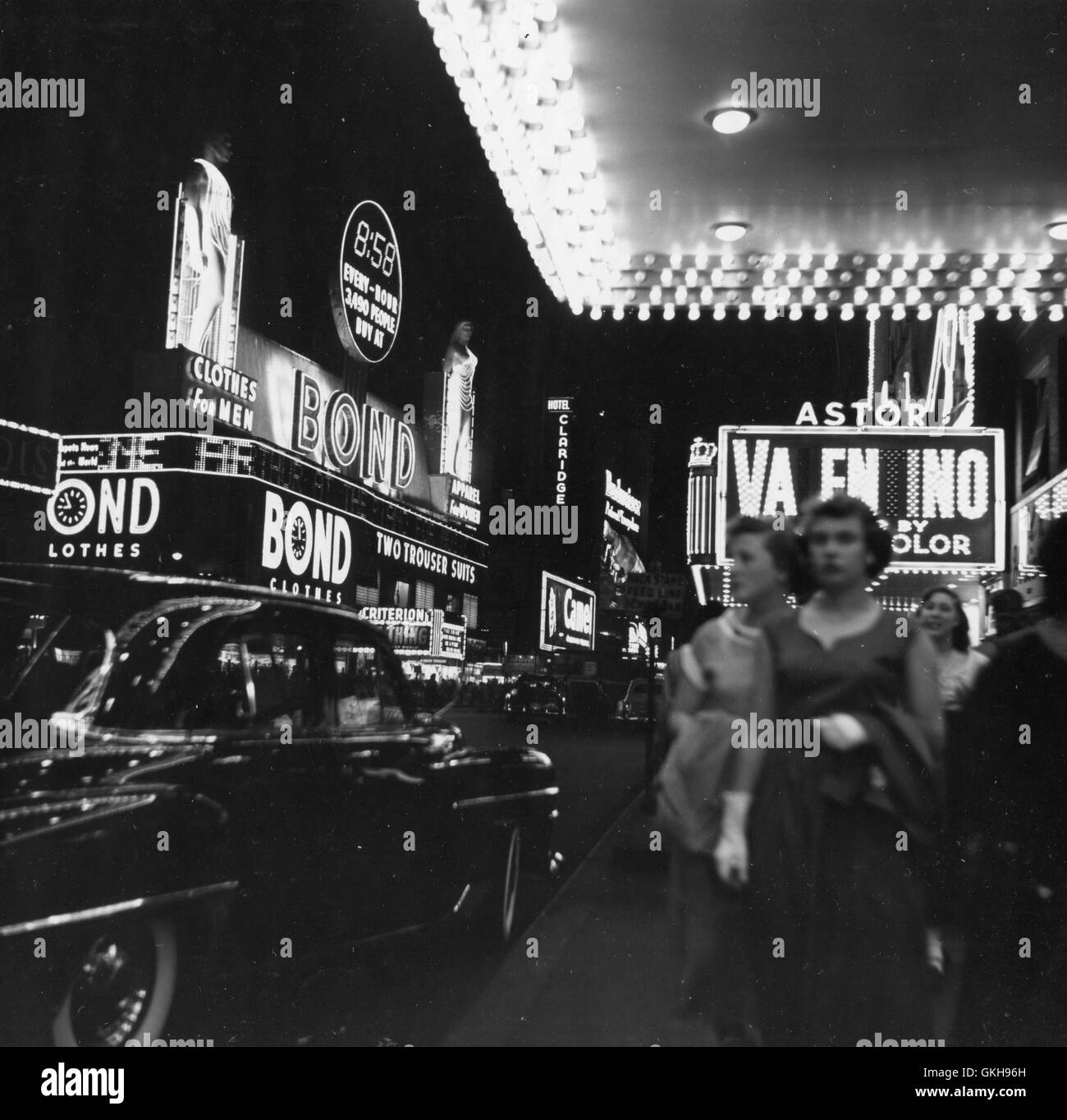 Nachtansicht des New Yorker Broadway, beleuchtet mit elektrischen Werbedisplays. Stockfoto