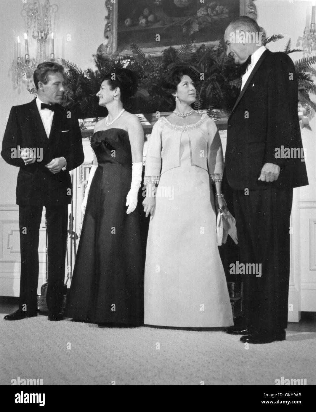 Präsident und Frau Lyndon B. Johnson unterhalten Prinzessin Margarete von England und ihr Ehemann, Lord Snowdon, im Weißen Haus. Washington, DC, 17. November 1965. Stockfoto