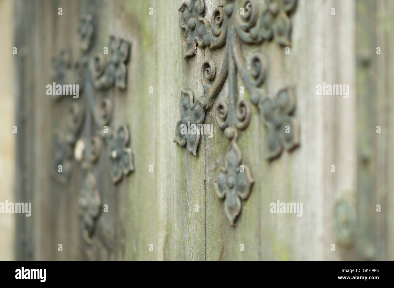 Dekorative Metallarbeiten auf eine Holztür. Stockfoto