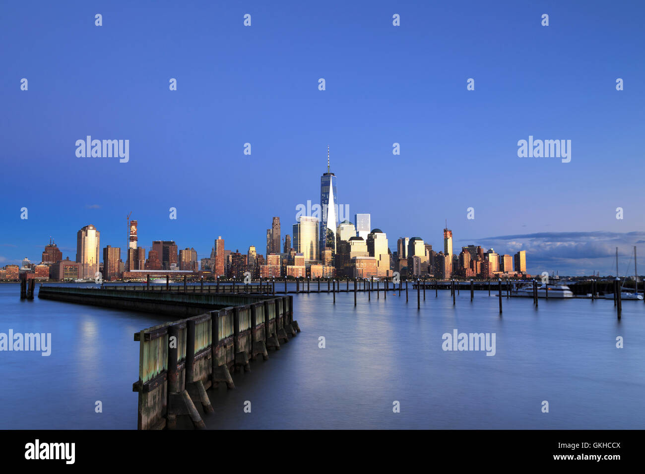 USA, New York, New York City, Lower Manhattan Skyline von Newport Beach Stockfoto