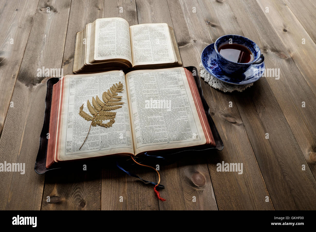 Christian Bibelstudium Szene von zwei offenen Bibeln, alte und neue Testament mit Tasse Tee auf Holztisch Hintergrund zeigen. Stockfoto