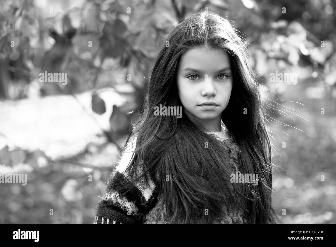 Porträt eines schönen neun Jahre alten Mädchens im Herbst Park hautnah Stockfoto