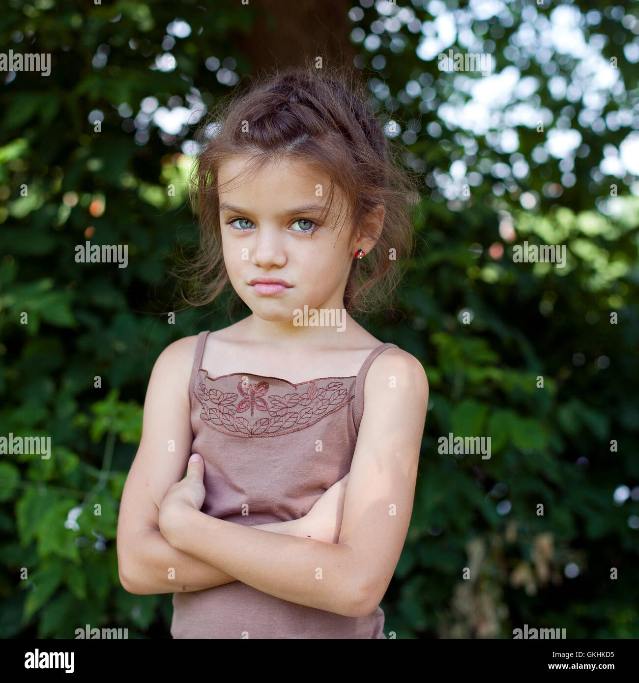 Porträt von schönen Mädchen vor Hintergrund der Sommerpark Stockfoto