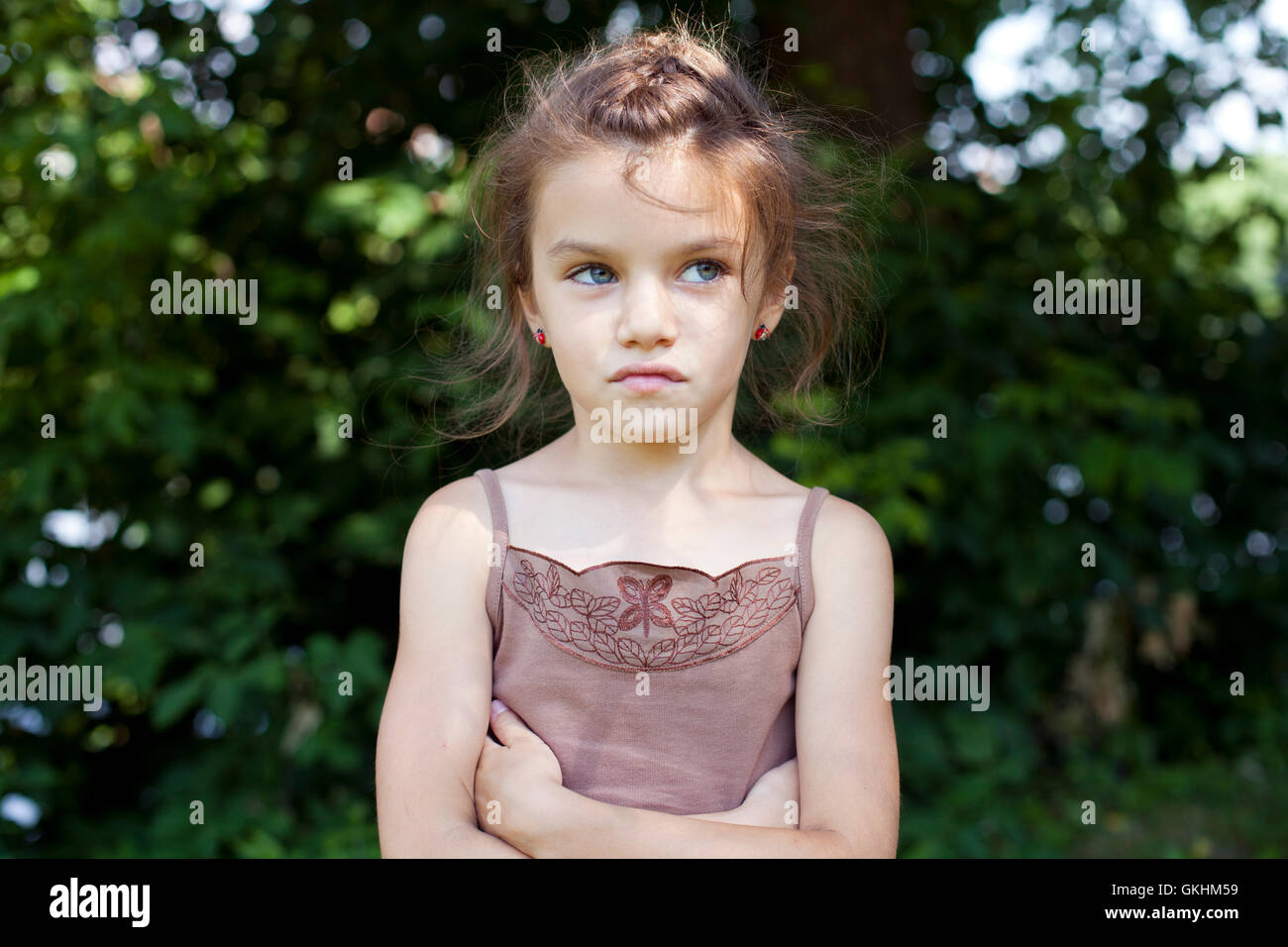 Porträt von schönen Mädchen vor Hintergrund der Sommerpark Stockfoto