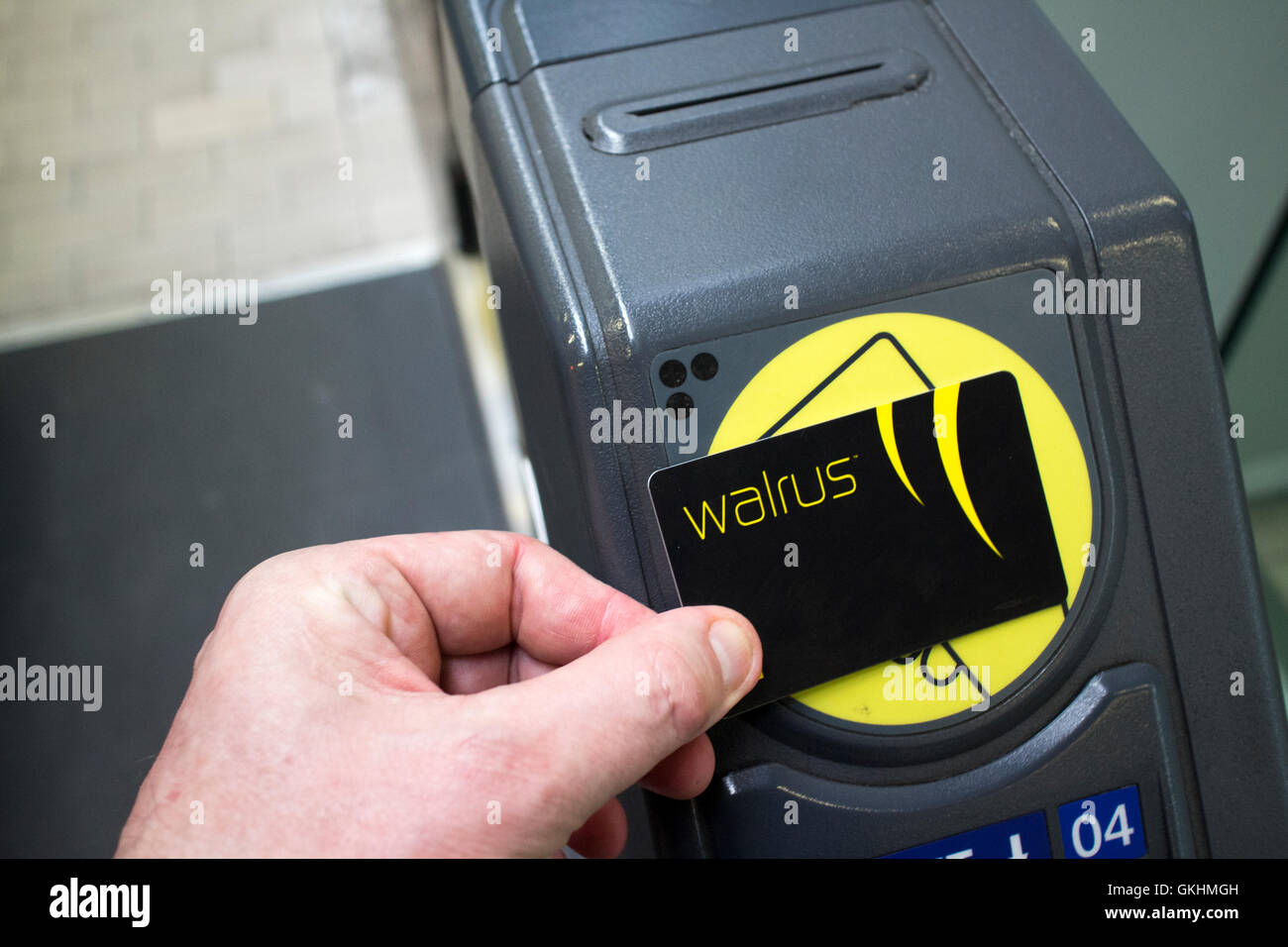 Mann mit kontaktlosen Merseytravel Walross Karte Reisen Smartcard am Zug Bahnhof Eingang in liverpool Stockfoto