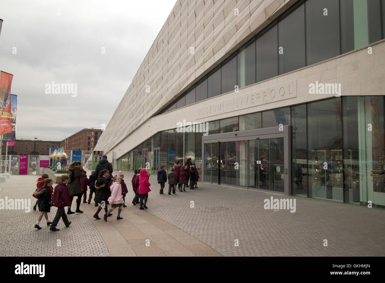 Schulklassen besuchen das Museum Liverpool, Merseyside Gebäude Stockfoto