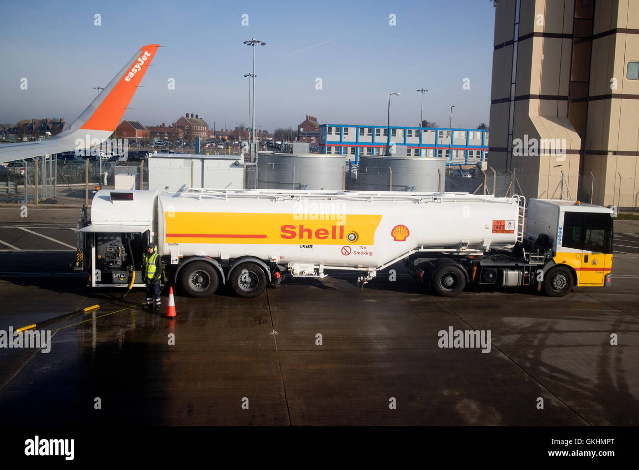 Schale Jet-a1 Betankung Öltanker Betankung Easyjet Flugzeug in Liverpool John Lennon Flughafen in Großbritannien Stockfoto