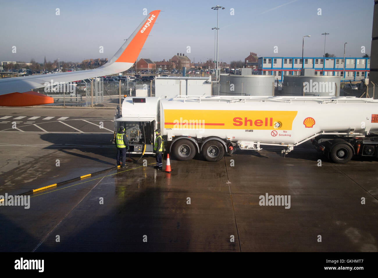 Schale Jet-a1 Betankung Öltanker Betankung Easyjet Flugzeug in Liverpool John Lennon Flughafen in Großbritannien Stockfoto
