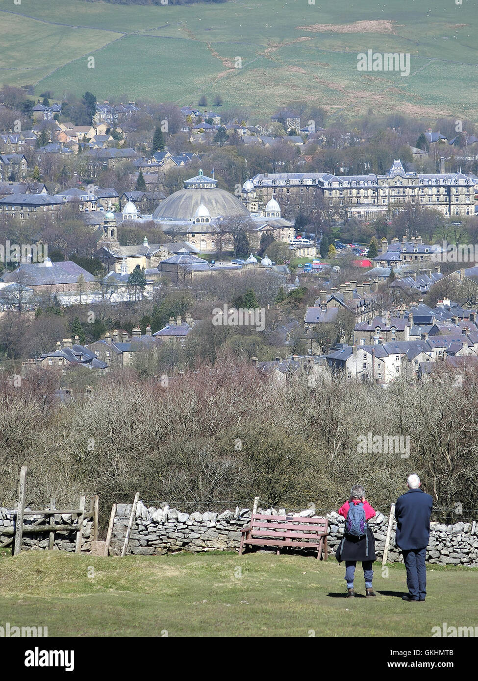 Senior kaukasischen Paar bewundern Sie die Aussicht von Buxton Stadt von Buxton Country Park, Derbyshire, England, Großbritannien Stockfoto