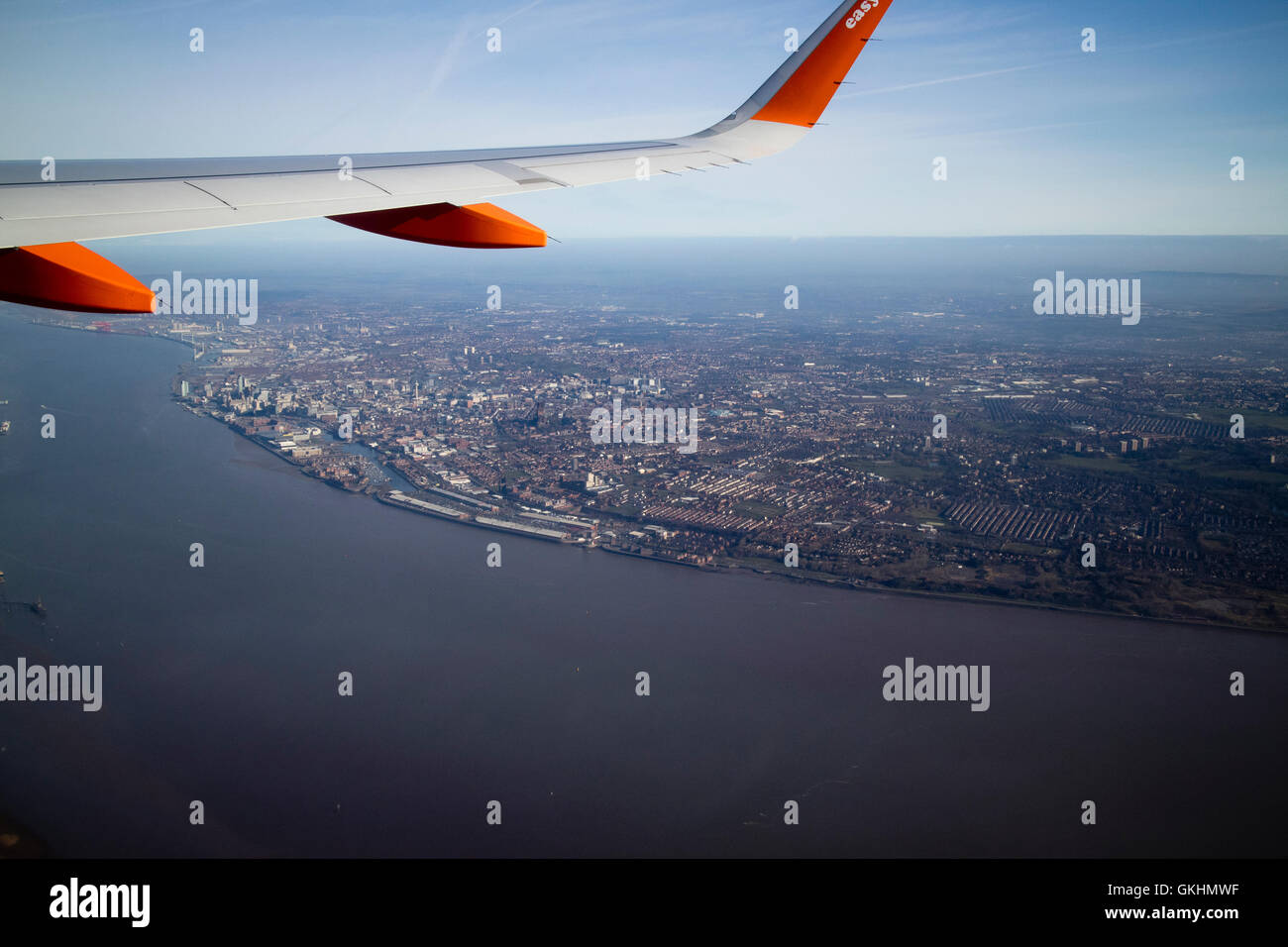 Luftaufnahme des Easyjet-Flugzeuge fliegen über Liverpool und den Fluss Mersey Stockfoto