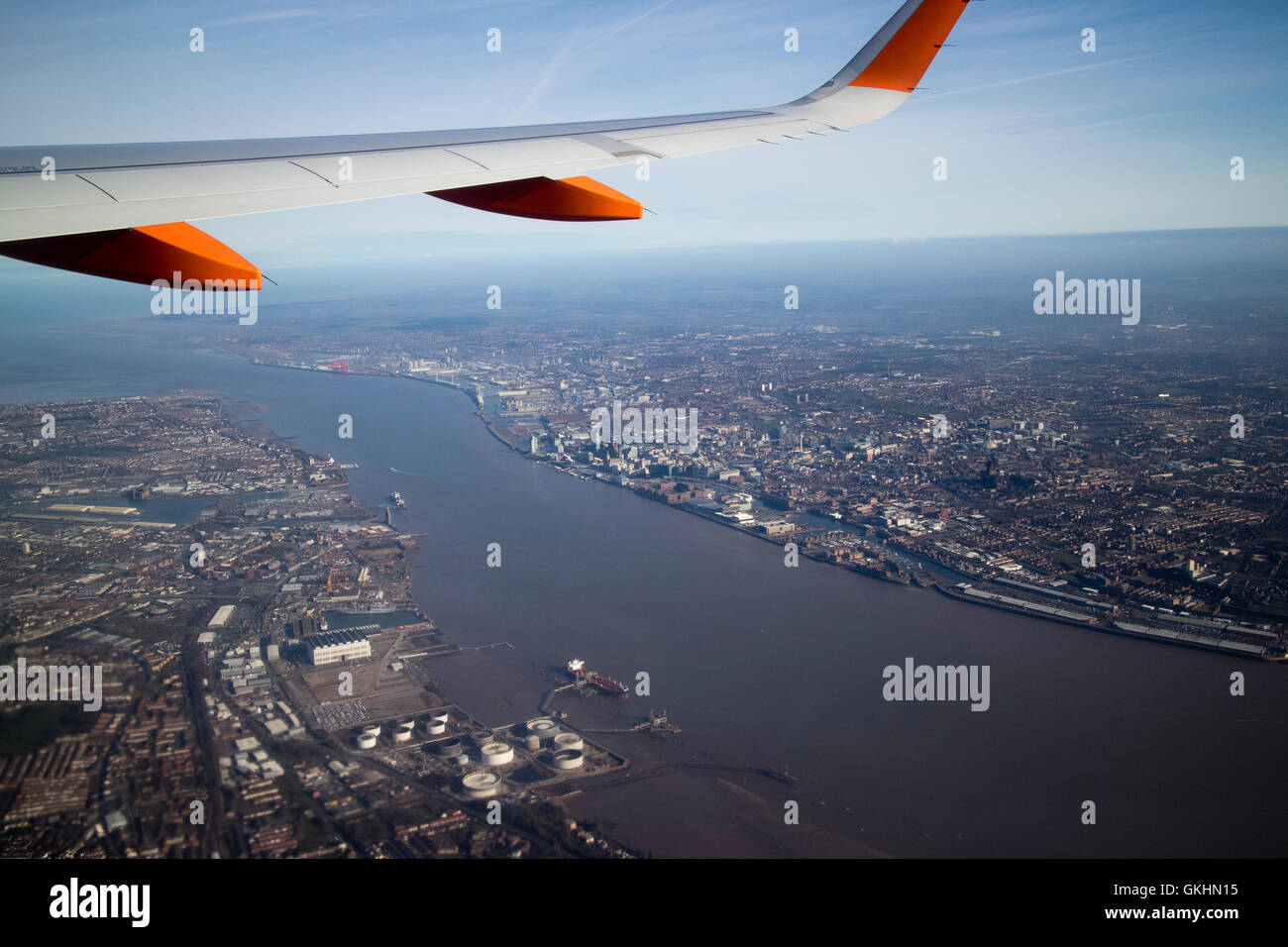Luftaufnahme des Easyjet-Flugzeuge fliegen über Liverpool, Birkenhead und den Fluss Mersey Stockfoto