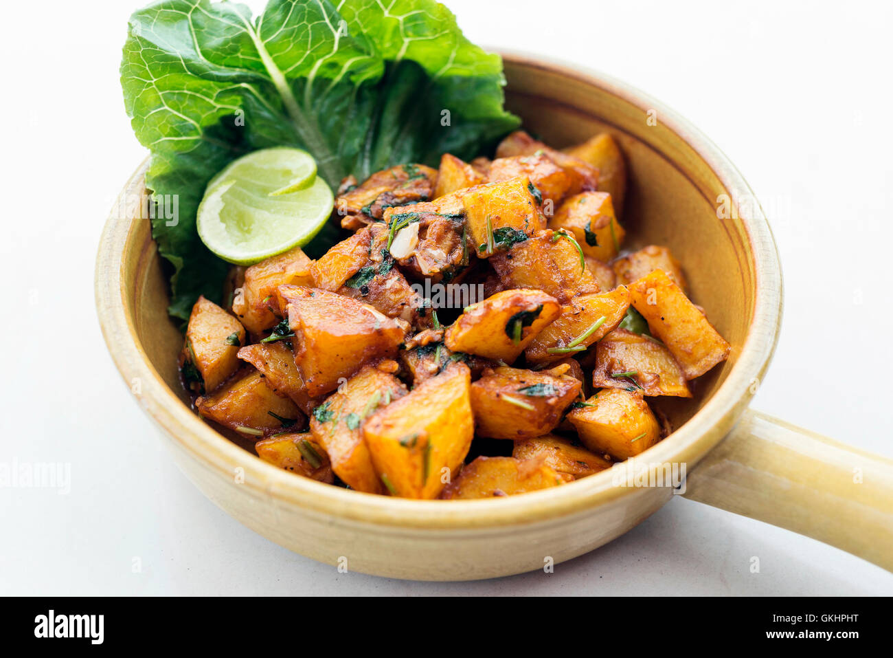 Batata Harra libanesischen orientalisch würzig gebratenen Knoblauch Kräuter Kartoffel Snack Essen Stockfoto