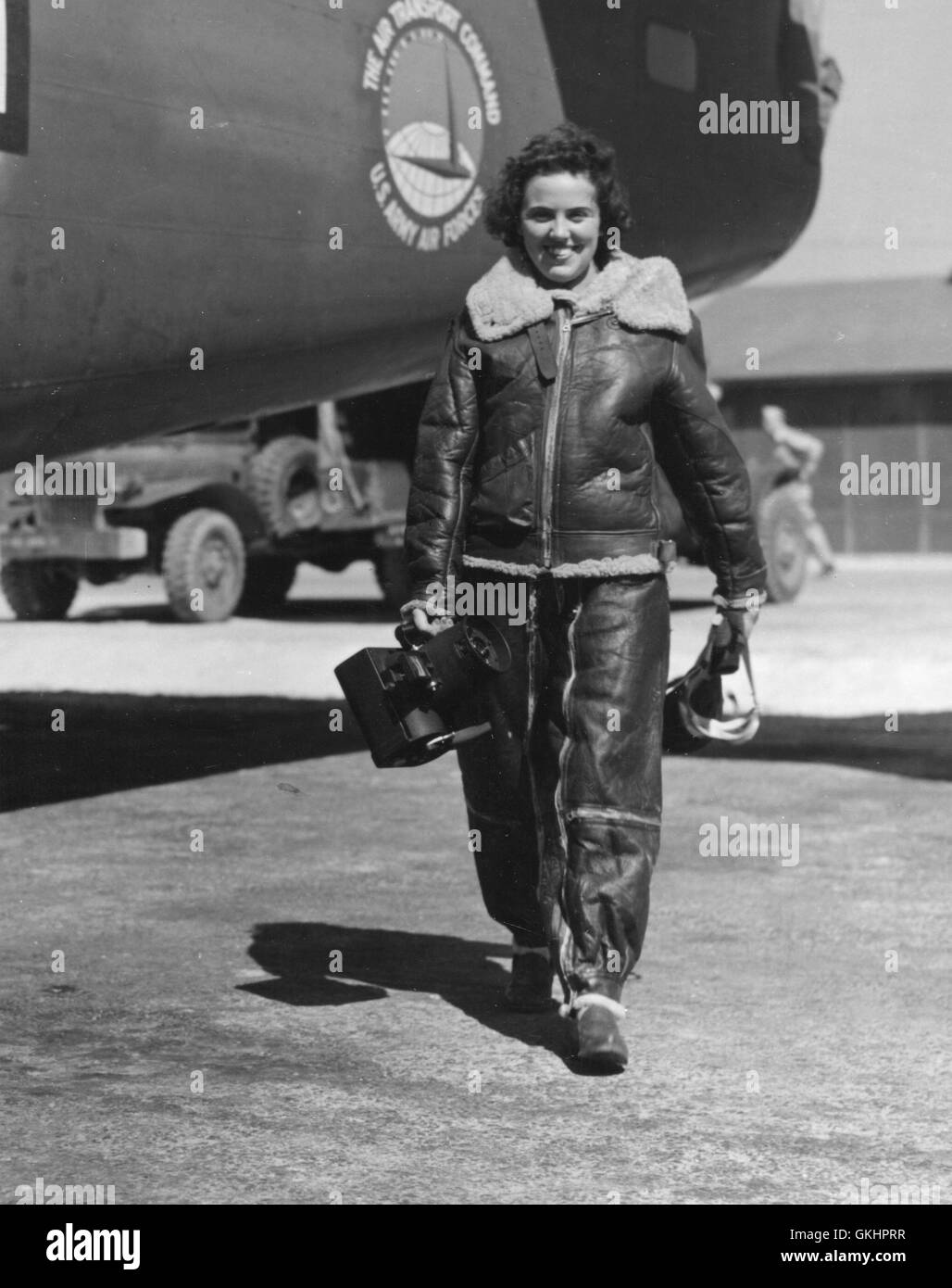 Pvt Grace M. Merryman mit k-20 seriellen Kamera verlassen einer Consolidated b-24 Liberator. Stockfoto
