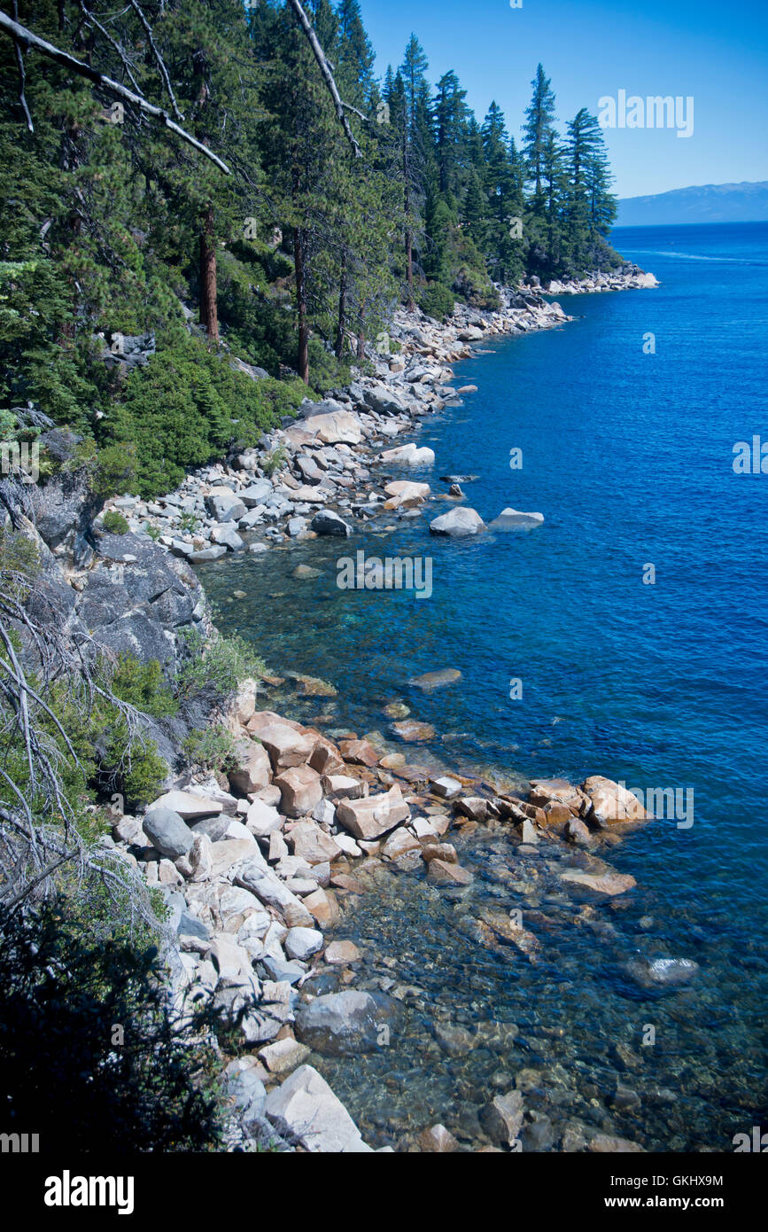 Blick auf Lake Tahoe Felsenküste an d.l. Bliss State Park, Kalifornien Stockfoto