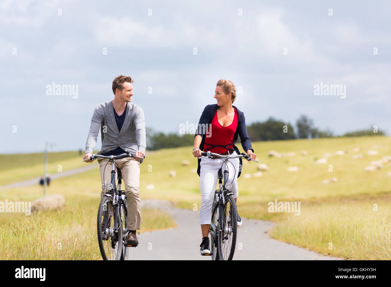 paar in küstennahen Fahrrad fahren auf dem Deich Stockfoto