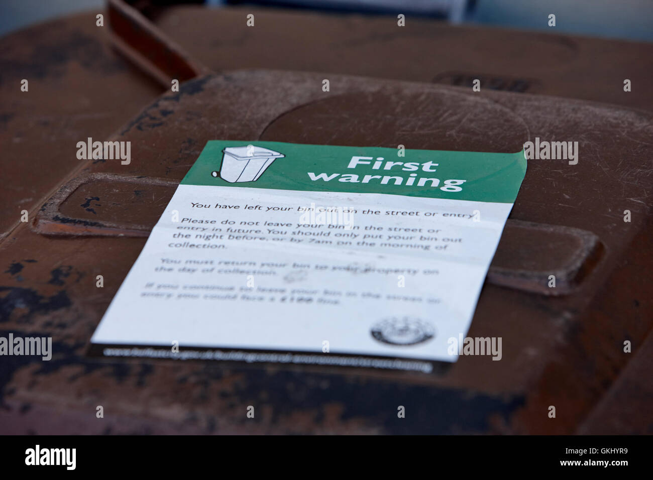 erste Warnung Aufkleber auf Lagerplatz links auf der Straße durch Gemeinderat Stockfoto