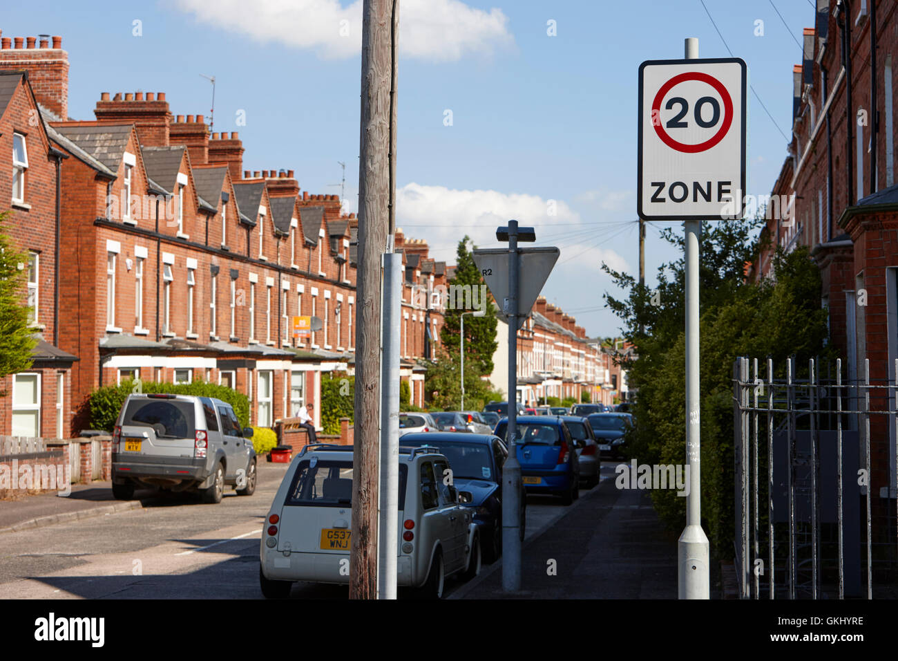 20 km/h-Zone in einer Wohnstraße mit Onstreet Parken im terrassenförmig angelegten Straßen in Großbritannien Stockfoto