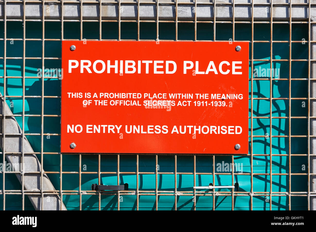 Schild Warnung vor einem verbotenen Ort unter der offiziellen Staatsgeheimnis-Tat Stockfoto