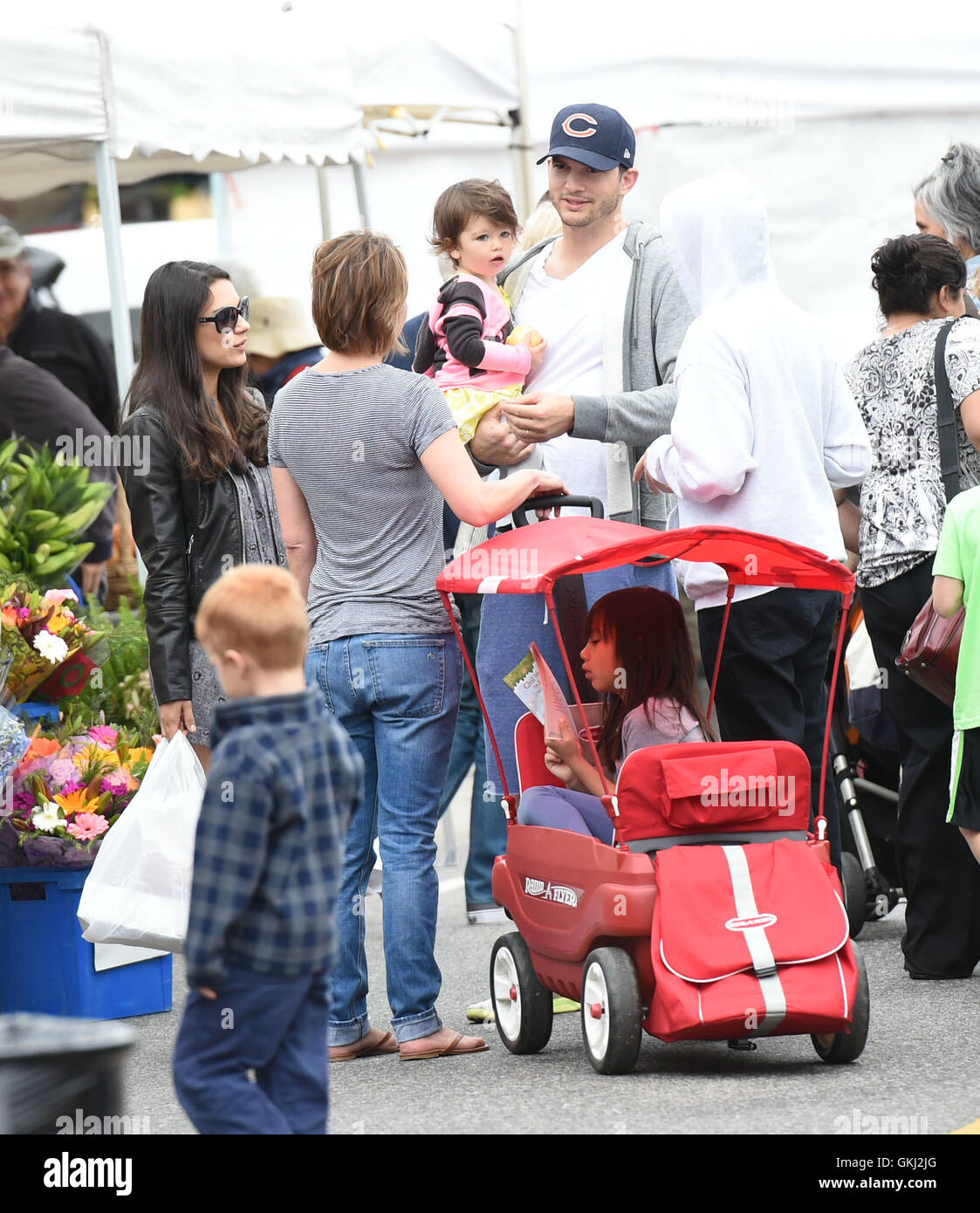 Ashton Kutcher und Mila Kunis nehmen ihre Tochter Wyatt den Farmers