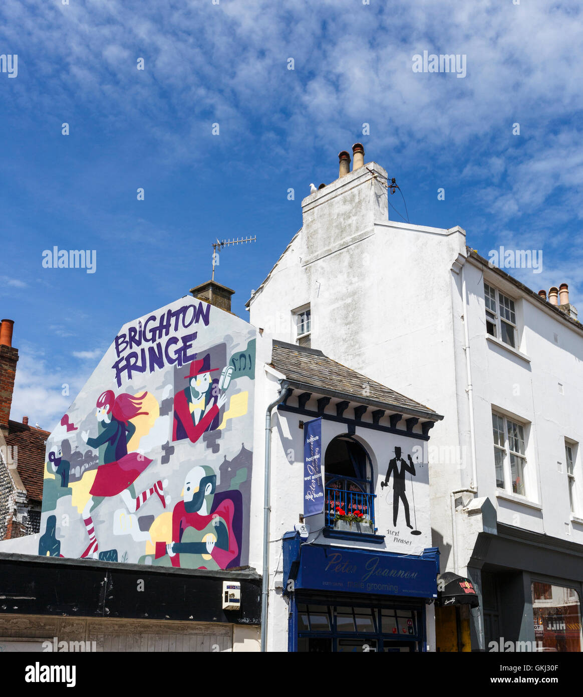 Wandbild Werbung die Brighton Fringe Festival in den Gassen, Brighton, East Sussex, UK an einem sonnigen Sommertag mit blauem Himmel Stockfoto