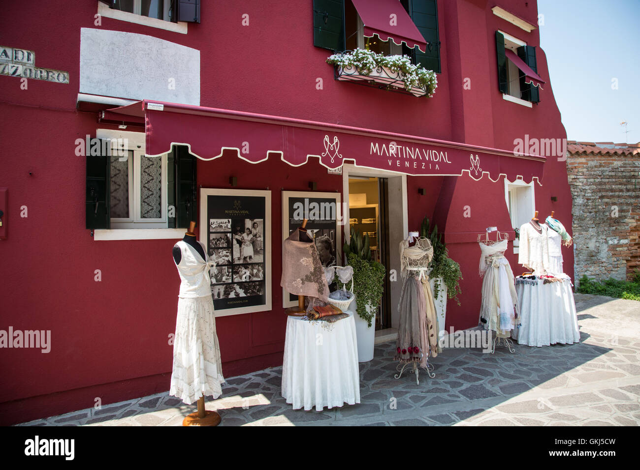 Eine Hochzeit Kleid Shop auf der Insel Burano spezialisiert in der Spitze Brautkleider Stockfoto